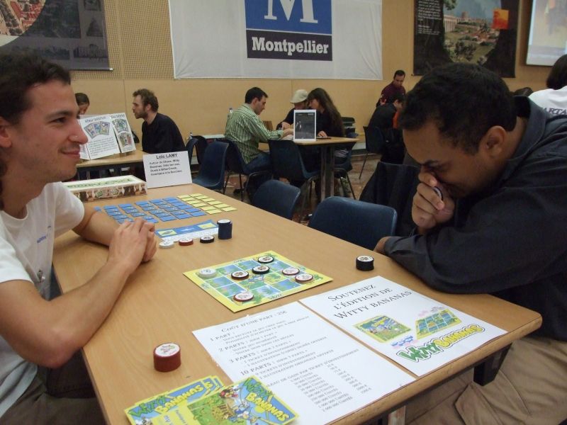 Ed en pleine concentration...un redoutable dresseur de singes !