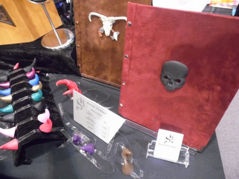 Les petites cornes à gauche sont pour se mettre sur la tête