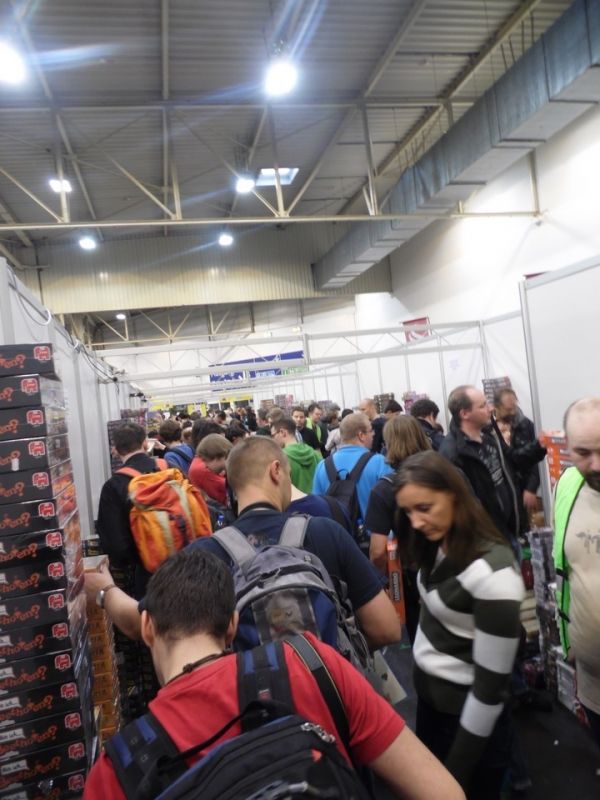 Pour entrer sur ce stand de jeux à prix cassé, il fallait faire une queue hallucinante. J'ai fait l'impasse dessus...