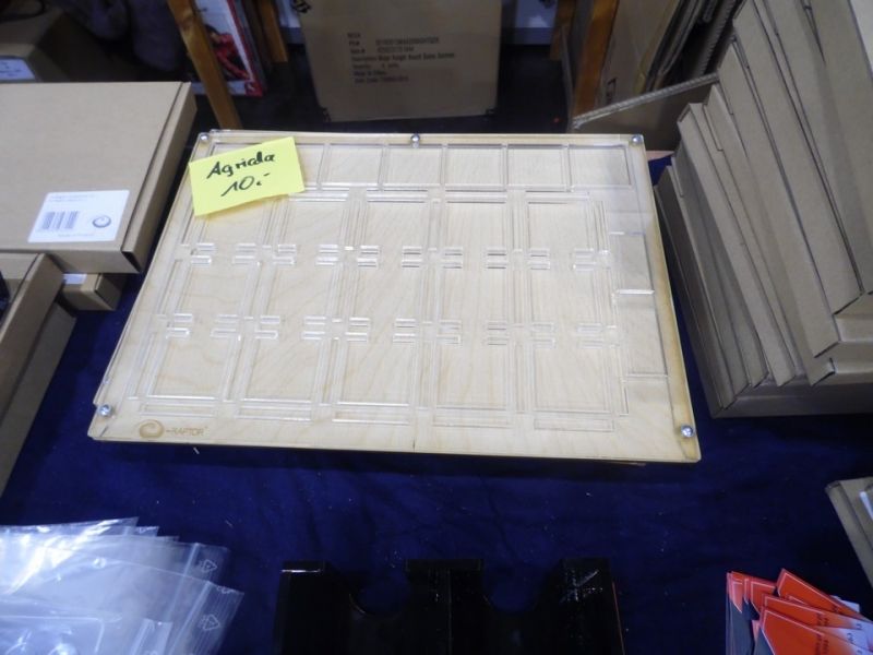 Glisser votre plateau de Agricola là dessous, puis faites votre ferme dessus. Celle-ci ne bougera plus !