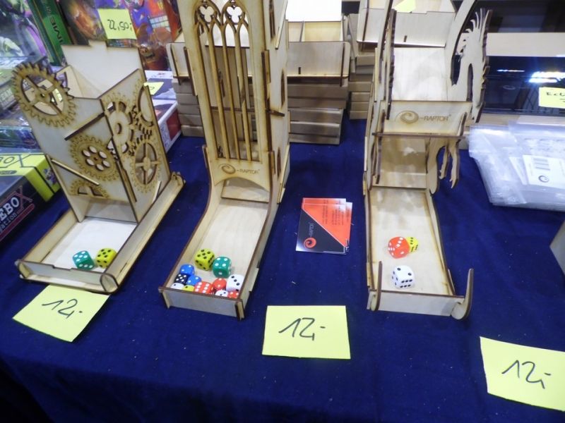 Il y a avait aussi des plateaux pour Eclipse, Talisman... et plein de tours à dés.