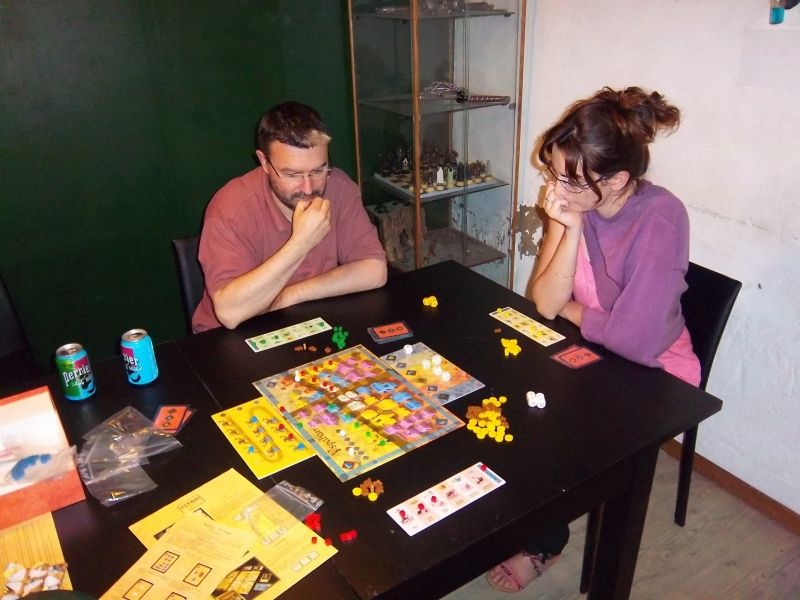 Yspahan : Dés + Placements + réflexions. Monsieur Cormyr et Mademoiselle A en pleine concentration...