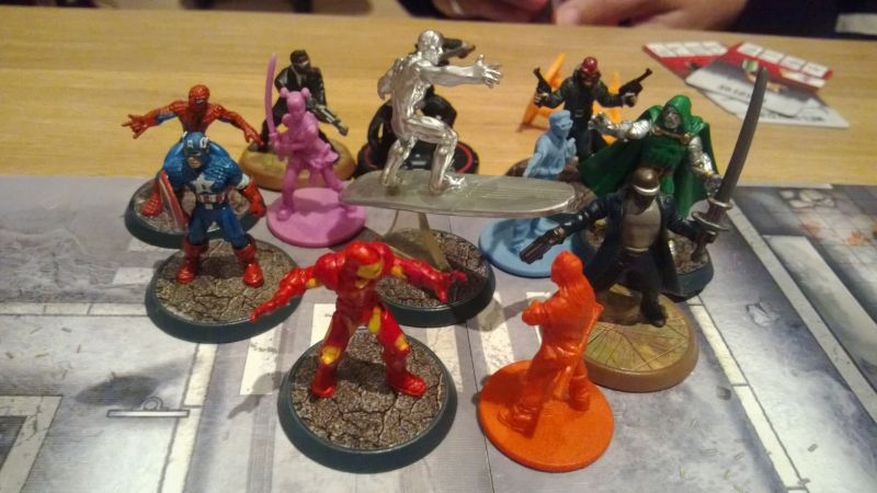 on se pique un délire avec nos fig de super heros mais on choisira finalement les figs du jeu