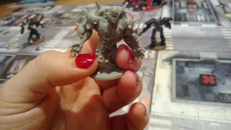 présentation de l'Abomination -Miss Dookie porte un beau vernis "rubis" - été 2013