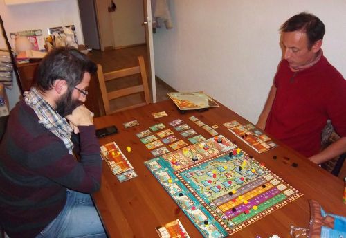 Mes deux adversaires en pleine réflexion pour cette partie de Coimbra... ne vous fiez pas aux apparences, on a bien rigolé aussi de certains coups tordus...