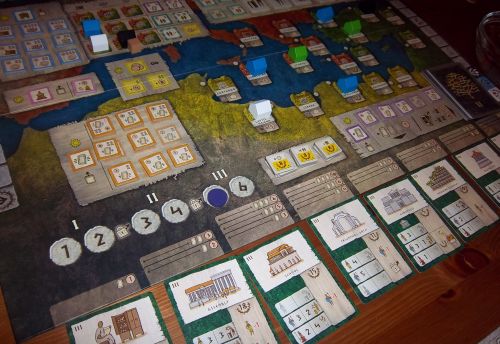 Une partie config 4 en cours de Gentes. Des tuiles actions, des pions cités,, des cartes de l'ère III