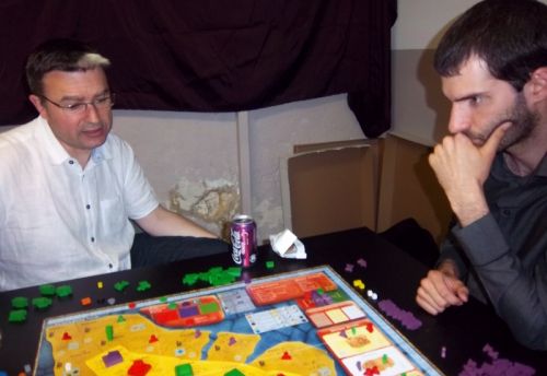 Monsieur Cormyr semble tendu, pendant que monsieur Nicolas cherche un moyen de préserver son avantage aux scores