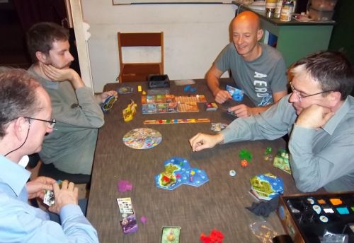 La partie a commencé. De gauche à droite, messieur Brougnouf, Thomas, Rémi et Cormyr.