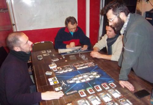 Le fourbe monsieur Sébastien "Baltar" à gauche, la fourbe monsieur Pierre "Starbuck" en bout de table qui lit les règles... 