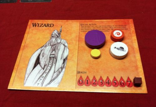 Le magicien avec le bouclier, la boule de feu et le missile magique