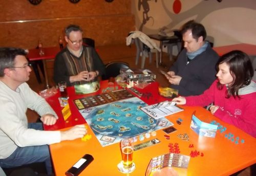 De g.à d. : monsieur Cormyr, monsieur Lubjisen, monsieur Lilajax, mademoiselle Lila. Cyclades + extension + de la bière = une bonne partie en perspective...