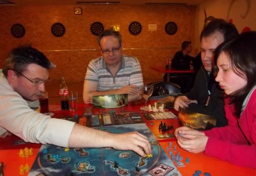 Monsieur Cormyr en action. Connaissant sa fourberie naturelle, quand il joue, tout le monde est brusquement très tendu...