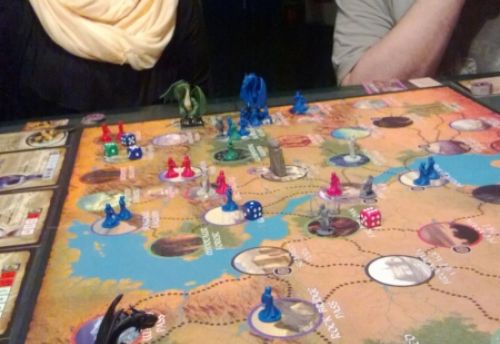 Miss Dookie et Sylvain ont décidé d'un plan pour oxcir les sbires verts