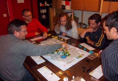 Partie à 6 de Dominant Species : Monsieur Cormyr, un amphibien, en action. 