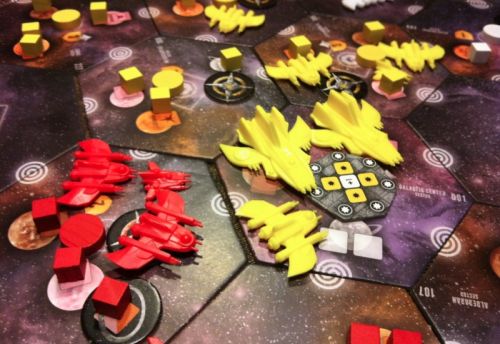 12. Nico lance une attaque avec deux croiseurs (les seuls construits de la partie) et une frégate