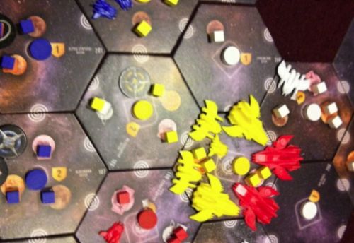 6. La guerre est déclarée : Le jaune (Fabrice) lance un assaut contre le leader Nicolas. Le bleu (Nico) en profite pour prendre à revers Fabrice. Pendant ce temps, Bart a enfin établi le contact