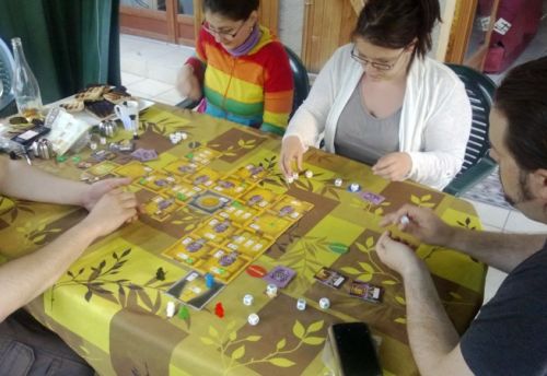 Zom, Mlle Karine, Miss Angie, Ziold, vous êtes prêts ? Ou ce tombeau sera votre tombeau et vous mourrez tous comme des chacals bande de chacals!