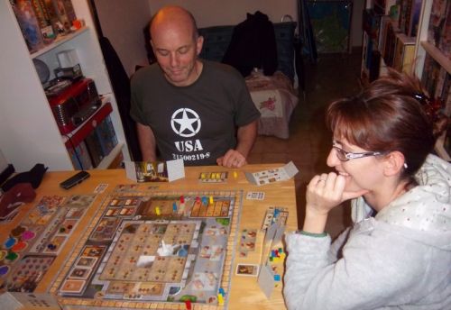 Mes deux adversaires sourient car je prends la photo au moment  où je suis passé momentanément en tête en début de partie. Ben quoi ? La gloire, c'est aussi une question d'instant, même éphémère...