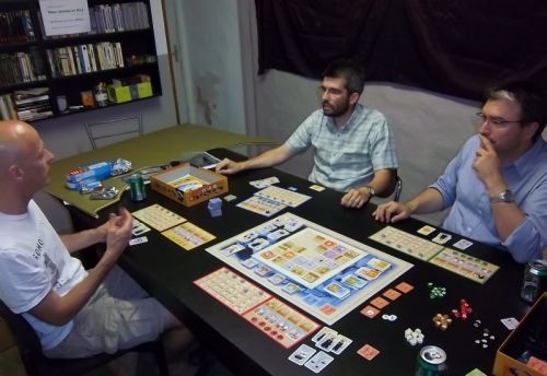 La partie a commencé. De gauche à droite, monsieur Rémi, monsieur Briac, monsieur Cormyr.