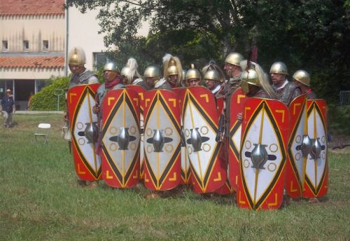 "Heu, les gars, c'est pas un éléphant ça là-bas ?" "Quoi ? ils ont un éléphant ? Houla ! c'est pas syndical ça ! "Ouai, on m'avait rien dit moi !" Ben moi, ce coup-ci, je passe pas devant hein"