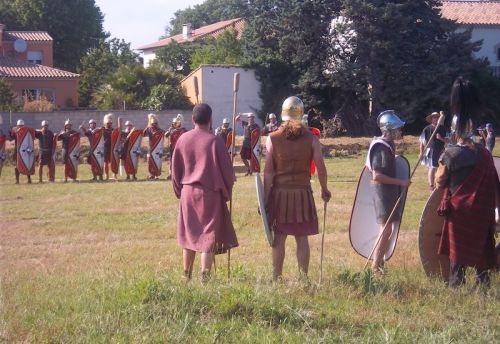 On s'invective pour un dernier combat...qui va s'achever dans des accolades ! Ah si seulement toutes les guerres pouvaient se règler comme ça...