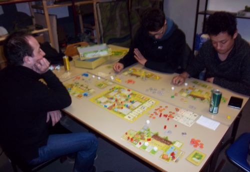 Mes trois adversaires, très studieux, réfléchissent à leurs développements...