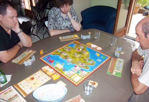 La partie est déjà bien entamée : de gauche à droite, lilajax, Thomas et Tyrion.