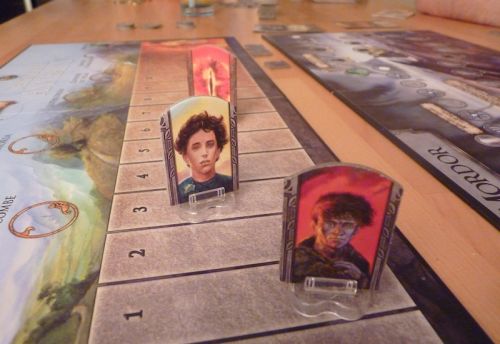 - Frodon : "Sam tu trouve pas qu'il commence à faire chaud ?"  - Sam : "bof, par contre te retourne surtout pas t'as une grosse bete juste derriere toi ..."