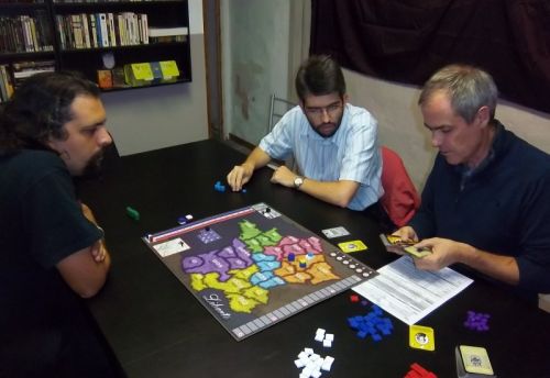 Monsieur Zhor effectuant un rappel des règles pour messieurs Bloodyraoul et Briac.