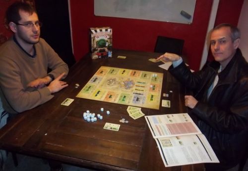 Le professeur Zhor expliquant les règles de Locomotive werks au studieux monsieur Luc. 