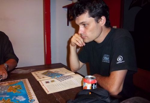 ...ce dernier commence déjà à penser "Olympos", s'assurant des pouvoirs des tuiles directement sur le livret des règles.