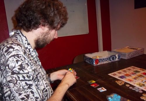 Thomas prépare le plateau des découvertes et merveilles, ne se doutant pas qu'il allait avoir une partie difficile...