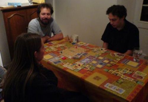 la partie terminée, le seul qui ne sourit pas, c'est loic, normal il a perdu