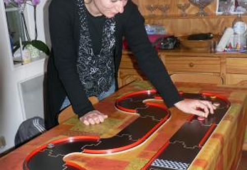 julie tres concentrée sur sa voiture!!