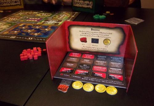 Le plateau individuel, avec les jetons d'influence que possède un joueur en début de partie. Le poing bat la lettre, la lettre bat l'or.