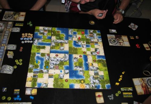 le jeu une fois toutes les cartes révélées. Admirez lespace vital un peu compliqué de JP en bas à droite (il faut aimer l'eau).