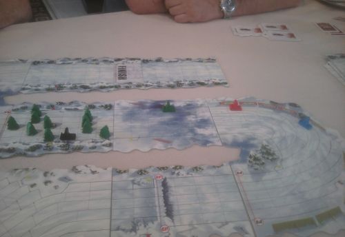 J'ai pris un peu d'avance et je m'engage le 1er dans les sapins. Je prends l'extérieur mais je vais aussi m'en prendre un de sapin ...