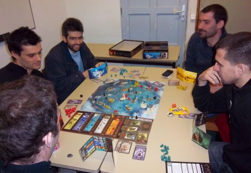 Pas loin, une partie à 5 de Cyclades, épique et dans la bonne humeur.