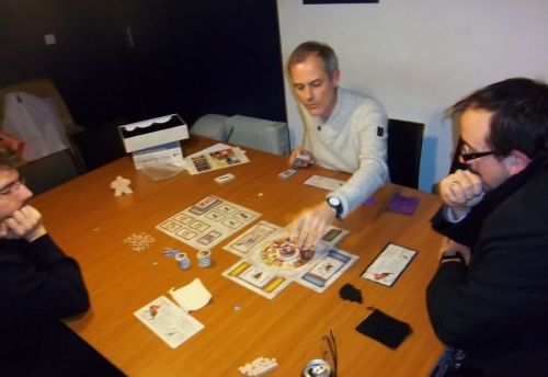 Monsieur Zhor explique le jeu à monsieur Mathieu. Monsieur Briac devant partir, il était resté pour les explications, intrigué quand même par ce matériel. 