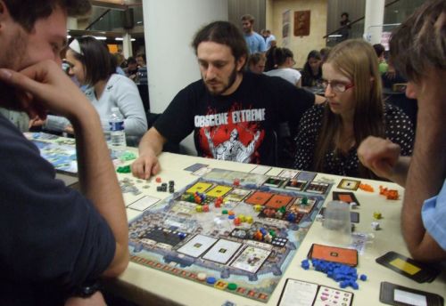 Zatawee, Stéphane et Marie qui écoutent attentivement les explications de Unkle