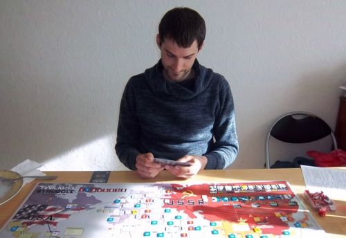 Mon adversaire du jour, monsieur Nicolas, en pleine reflexion au Politburo...