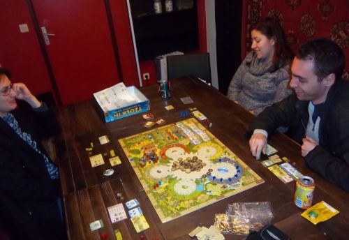 ça rigole en faisant remarquer que c'est Mademoiselle Floriane qui m'empèche sans doute de gagner cette partie en me grillant sur une ou deux actions.