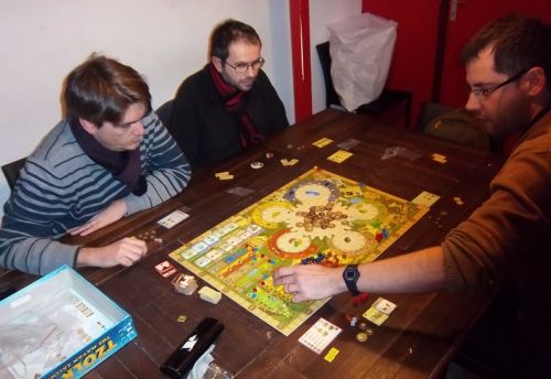 Et c'est parti pour Tzolk'in : monsieur Luc en action sous les regards de messieurs Unkle et Florestan. 