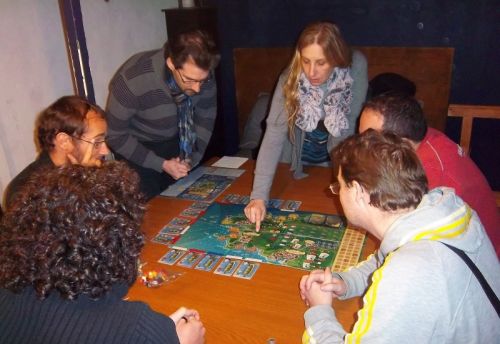 Dame Béatrice sur tous les fronts : Avant de jouer à Via Nebula, elle expose les règles de Bretagne auquel elle avait joué durant le festival  