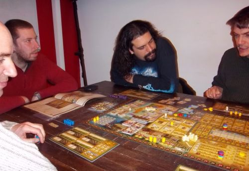 Il explique bien Unkle, au point d'attirer Thomas, très interessé par le jeu...