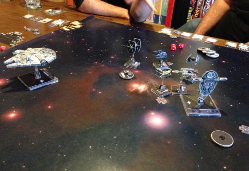 Le Faucon Millenium prend le large... pendant que le X-Wing et le Y-Wing vont vendre chèrement leur peau réalisant un véritable massacre grâce à une adresse au tir incroyable