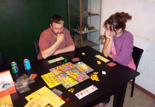 Yspahan : Dés + Placements + réflexions. Monsieur Cormyr et Mademoiselle A en pleine concentration...